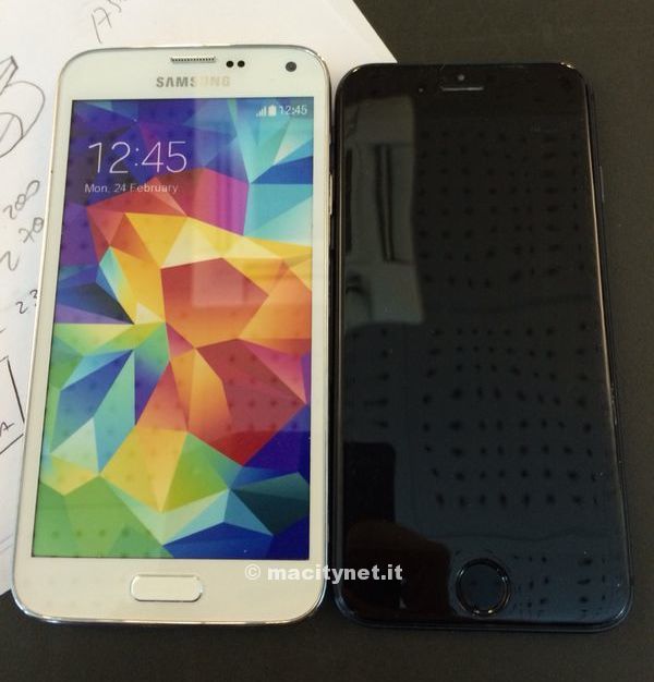 iPhone 6 mockup vs Samsung Galaxy S5 - side-by-side