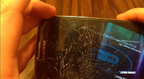 Samsung Galaxy S4 bends and breaks