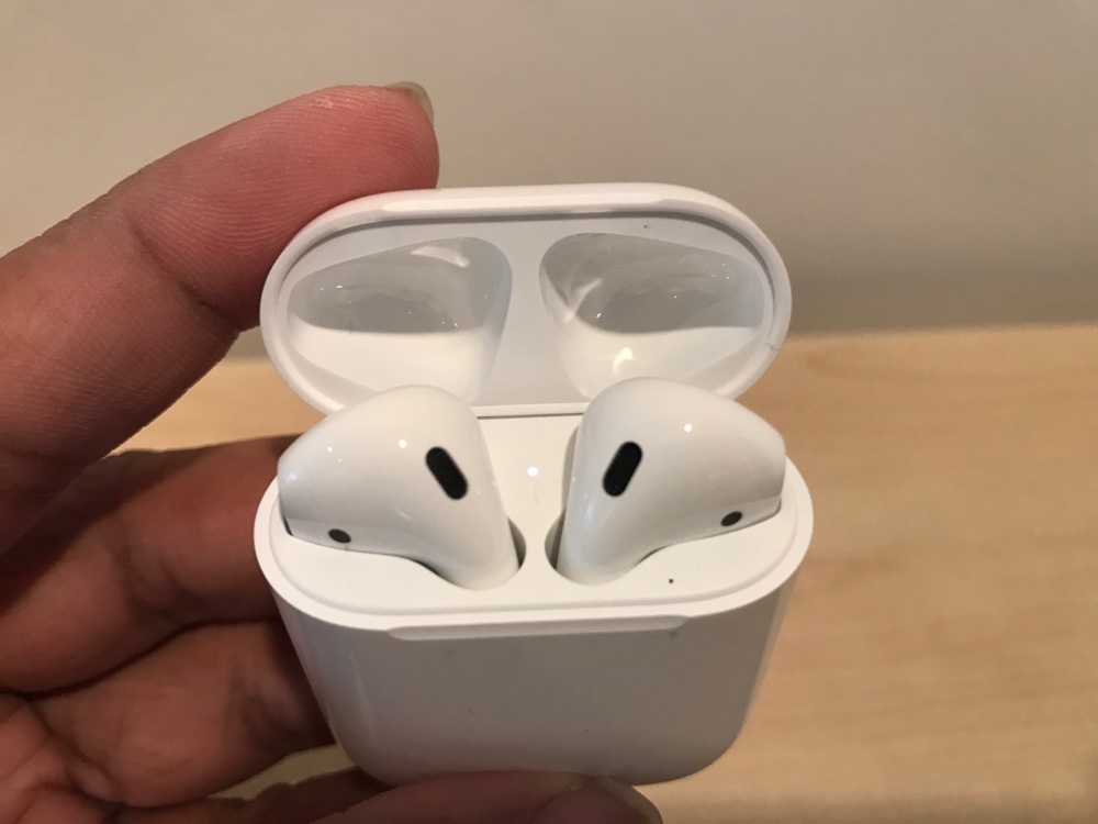 AirPods Charging Case Charge Status